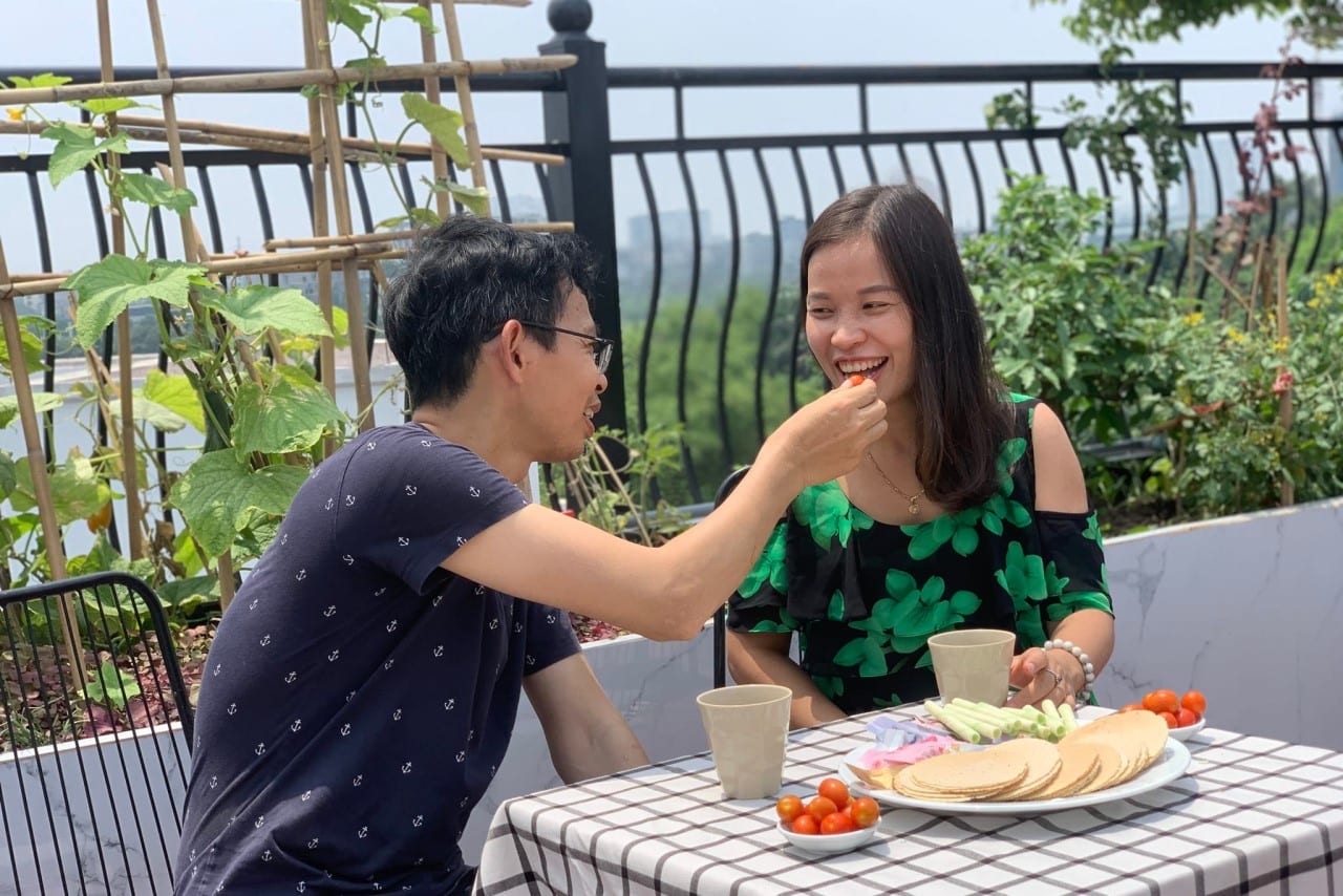 gia_dinh_quay_quan_tren_vuon_san_thuong