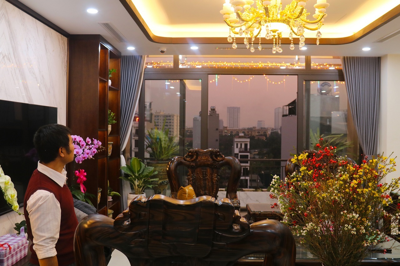 Vuon-ban-cong-ngam-nhin-thanh-pho-tu-phong-khach